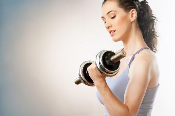 Physical exercises with dumbbells will help in the process of losing 5 kg in 7 days. 