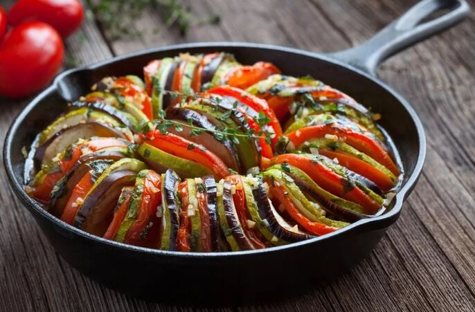 Decorate with tomatoes and zucchini